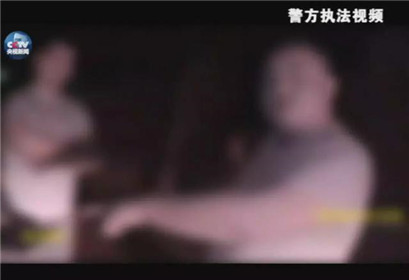 警方还原“女快递员下跪”过程(5)