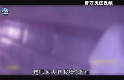 警方还原“女快递员下跪”过程(6)