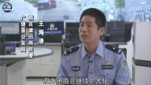 警方还原“女快递员下跪”过程(7)