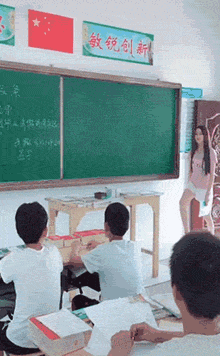 性感女主播进教室摆拍：为了流量连小学生都不放过？(1)