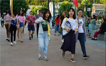 壮丽70年•见证延安红“一带一路”30余家国内外主流媒体观看红秀《延安 延安》(1)