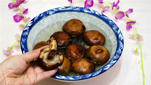 清水洗香菇，比不洗还脏！水里撒一把，虫卵脏物“自动”跑出来(2)