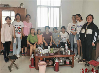 记潍坊市临朐县柳山镇辛山村小学毕业生看望老师(1)