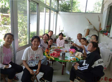 记潍坊市临朐县柳山镇辛山村小学毕业生看望老师(3)