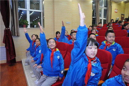 西安市民大讲堂《宪法》进校园报告会走进曲江十三小学(7)