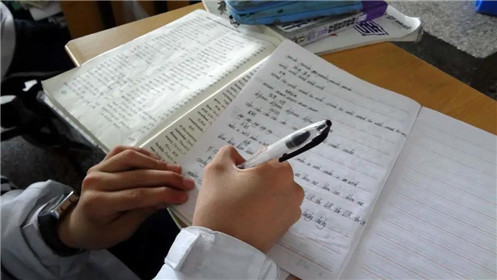 教育部：对于要求家长批改作业等行为发现一起严处一起(1)