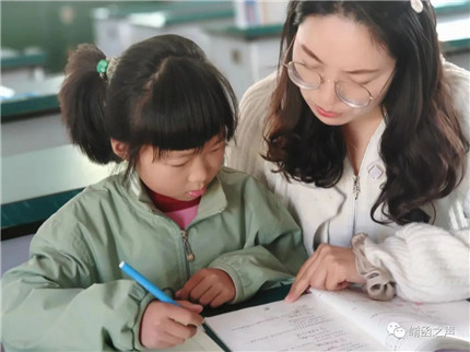 渑池县南村学校：“六朵金花”播撒爱(3)