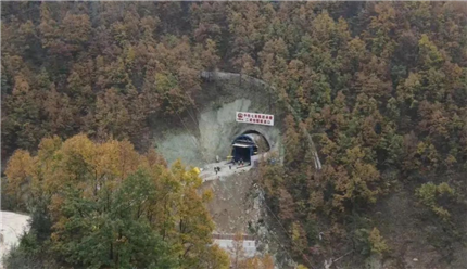 西康高铁全线首条隧道顺利贯通！(1)