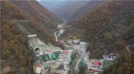 西康高铁全线首条隧道顺利贯通！(2)