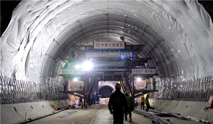西康高铁全线首条隧道顺利贯通！(图3)