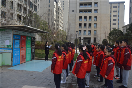 进社区学雷锋，小志愿者为西安市垃圾分类添风采(1)
