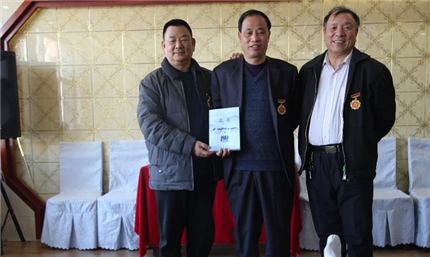 李虎山长篇新作《之间》分享会在洛南举行(3)