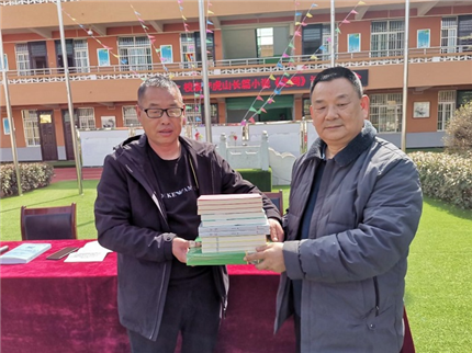 李虎山长篇新作《之间》分享会在洛南举行(6)