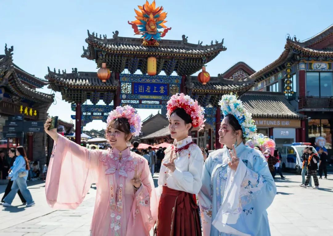 从“打卡”到“入戏”(1)