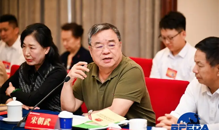 2025民营经济发展与企业家座谈会在京召开，陕西省黄民主出席并建言(5)