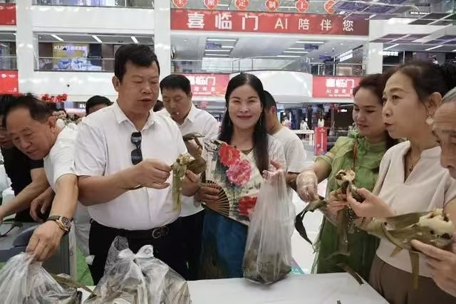 粽情端午・爱在原点 西安原点新城开展端午公益活动温暖辖区老人(3)