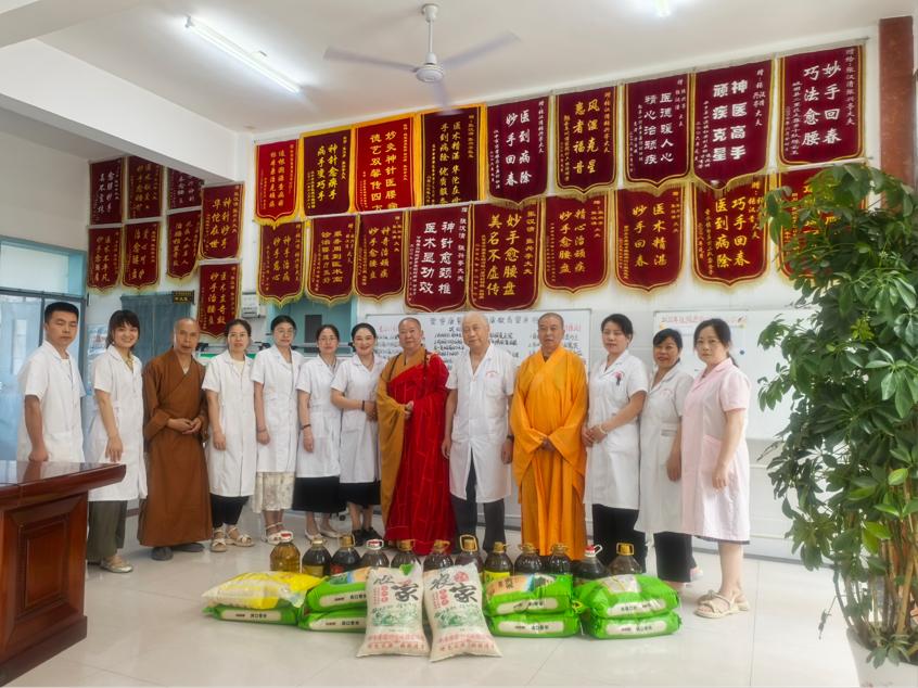 暖心慰问送关怀，僧医同心护民生 万寿寺方丈率众慰问基层中医诊所医护人员(1)
