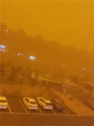 陕西紧急发布38条预警！阵风7-8级！车被吹倒！人站不稳(2)