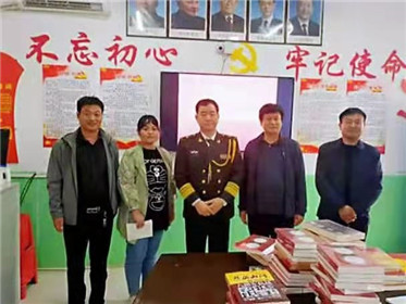教授李兵回母校磁县贾璧中学捐赠书籍(1)