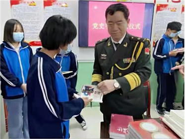 教授李兵回母校磁县贾璧中学捐赠书籍(2)