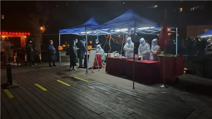 疫情下的西安：社区工作者和医护人员坚守在寒冬的午夜(图1)