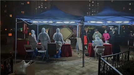 疫情下的西安：社区工作者和医护人员坚守在寒冬的午夜(图3)