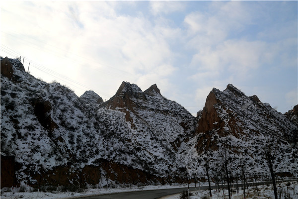 美丽的陕北榆林靖边龙洲丹霞雪景(4)